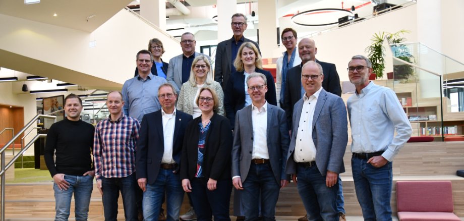 Sie sehen: eine Personengruppe (die Kämmerinnen und Kämmerer der Kommunen im Kreis bei ihrer Frühjahstagung)