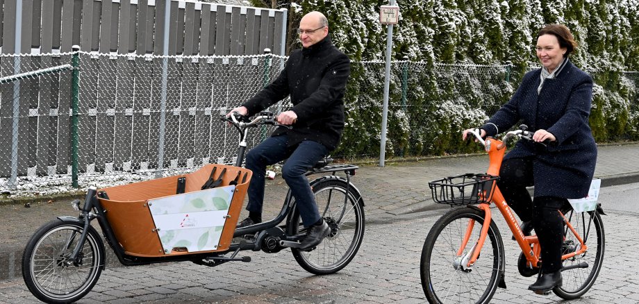 Landrat Dr. Martin Sommer und Bürgermeisterin Christa Lenderich auf den Leihrädern bei der Einweihung des Fahrradverleihsystems am Ochtruper Bahnhof.