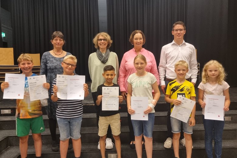 Bauamtsleiterin Karin Korten, Elke Wolf (OST), Bürgermeisterin Christa Lenderich und Nico Huesmann (hintere Reihe) von der VerbundSparkasse freuen sich mit den jungenVertretern der vier Gewinnerklassen beim Schulradeln. Bauamtsleiterin Karin Korten, Elke Wolf (OST), Bürgermeisterin Christa Lenderich und Nico Huesmann von der VerbundSparkasse (hintere Reihe v.l.) freuen sich mit den jungen Vertretern der vier Gewinnerklassen beim Schulradeln.