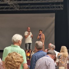 Die französischen Gastgeber Dorothée Bertrand (Stadt Estaires) und Stéphane Westeel vom Verein "Estaires sans frontières"