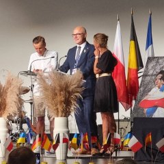 Im Rahmen der europäischen Woche wurde die Partnerschaft zwischen Estaires und Wielun besiegelt. (Im Bild: Bürgermeister Bruno Ficheux aus Estaires, der Wieluner Landrat Marek Kieler und die Beigeordnete Dorothée Bertrand.)