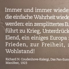 Fast hundert Jahre später. Tafel im Europaparlament 2022