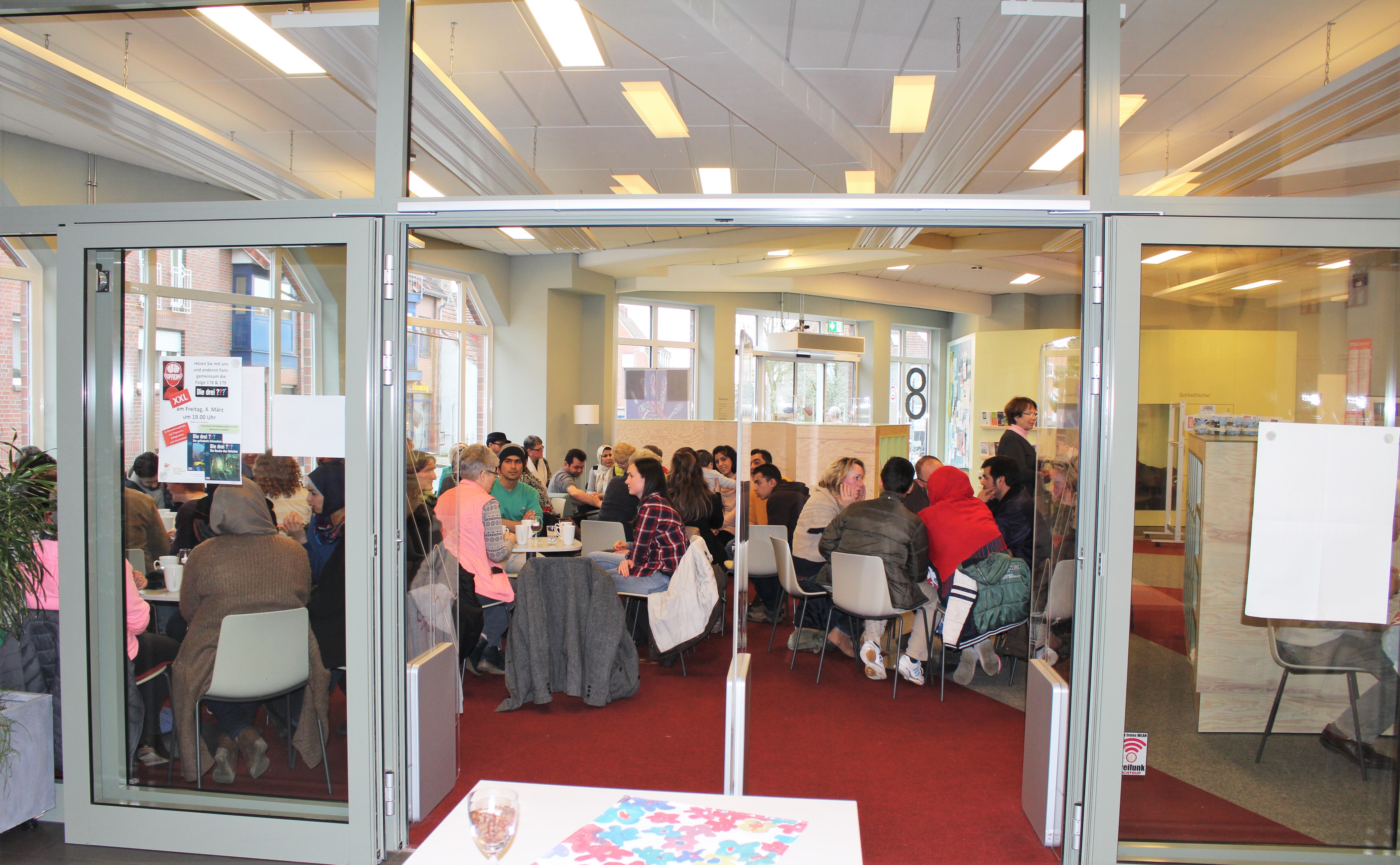 Menschen im Gespräch im Café International in der Bücherei