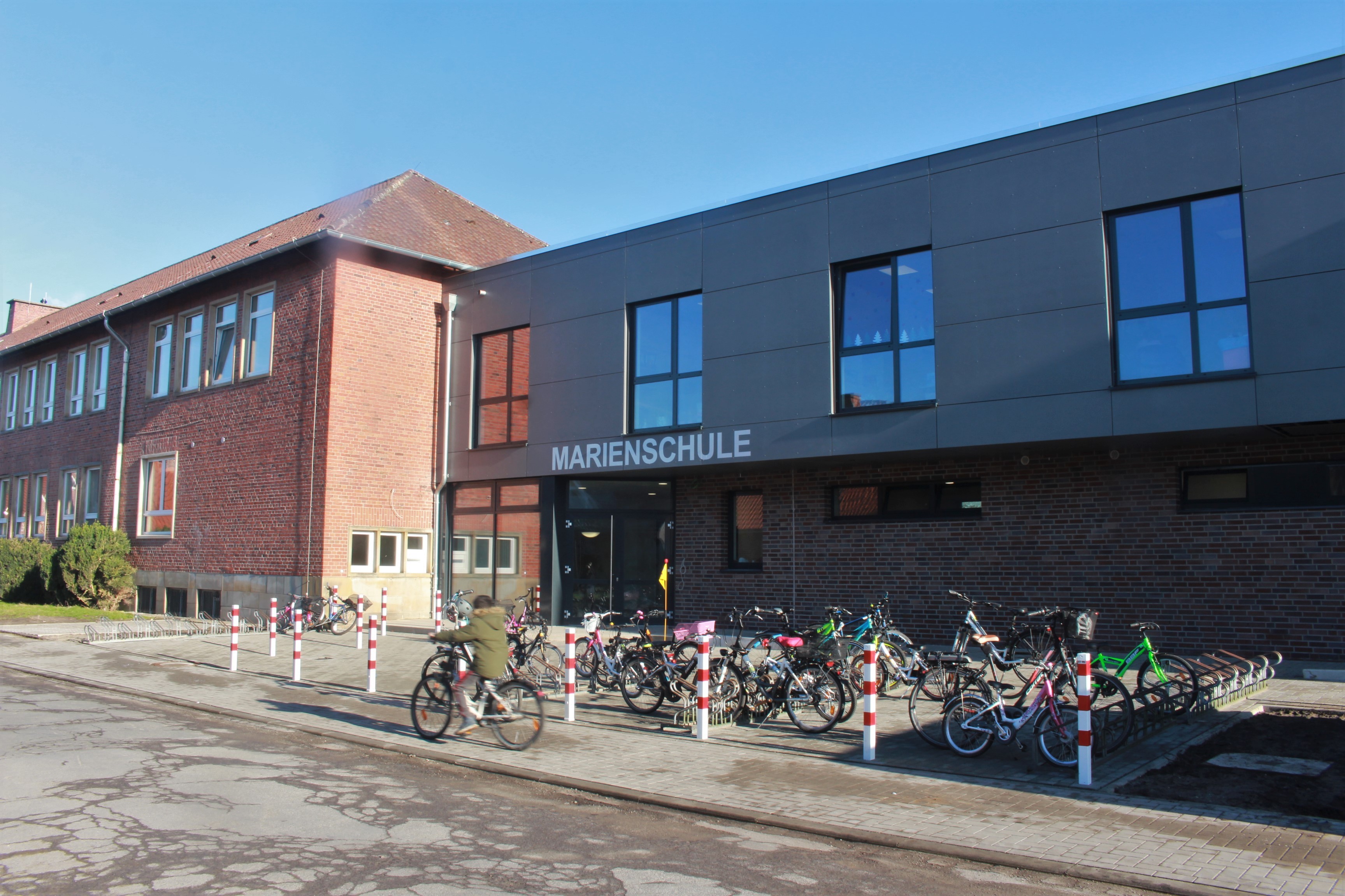 Frontansicht der Marienschule mit Fahrradständern im Vordergrund