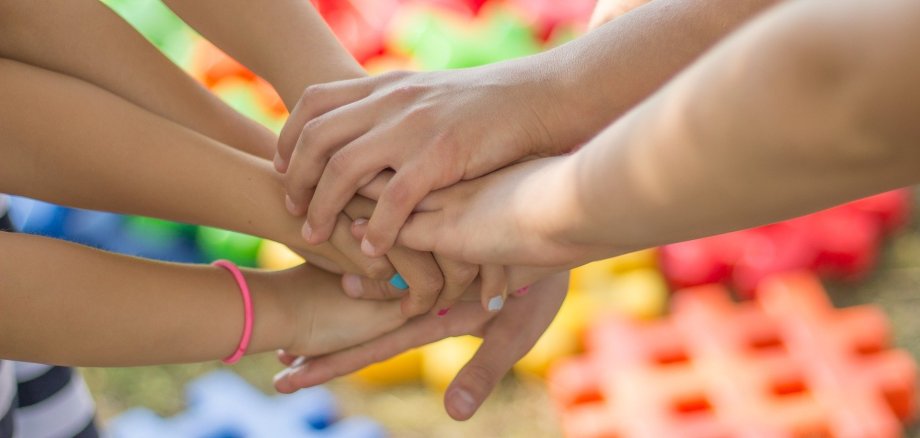 Kinder reichen sich die Hände