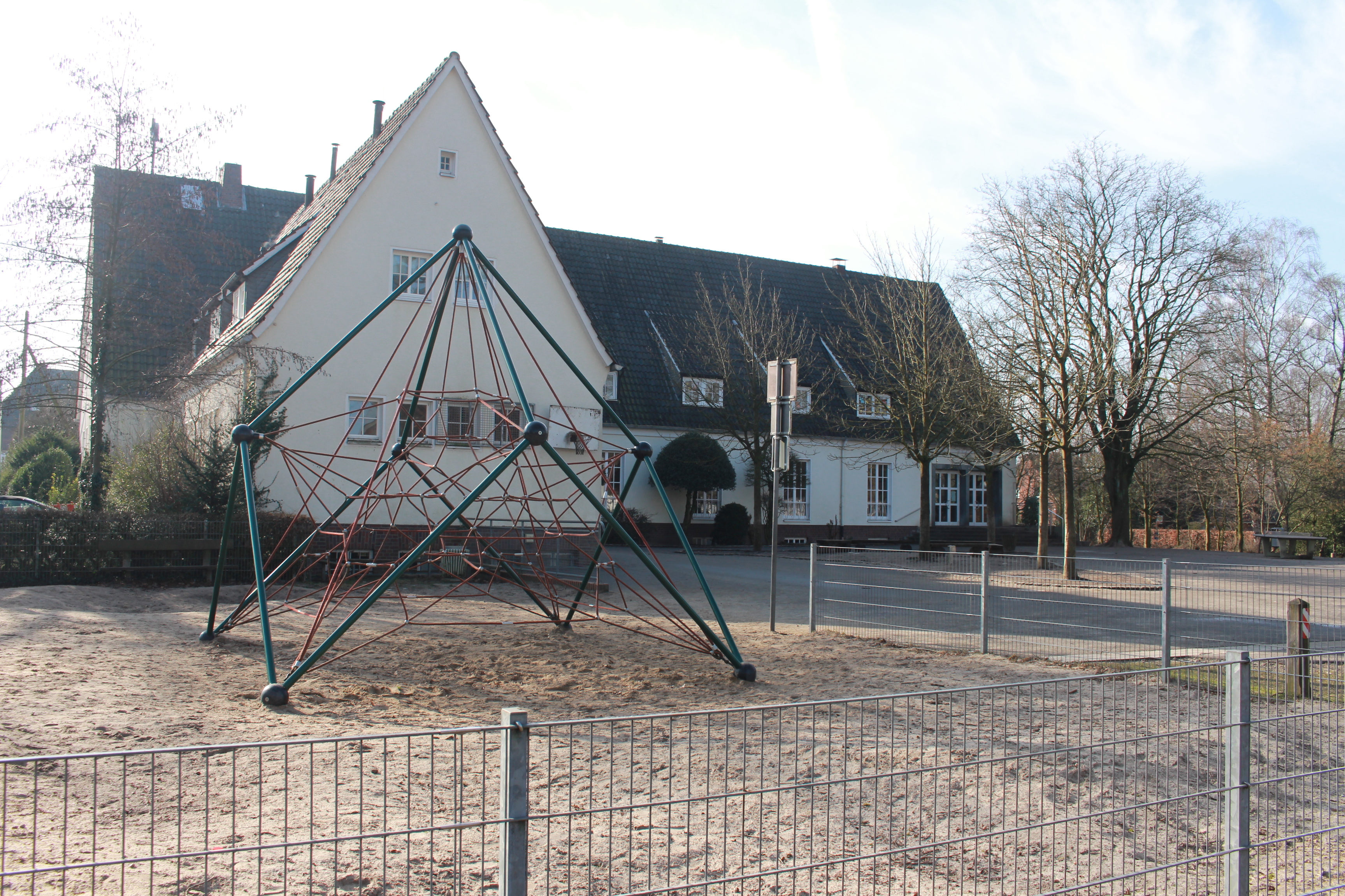 Ansicht der Van-Galen-Schule in Langenhorst mit Spielgerät