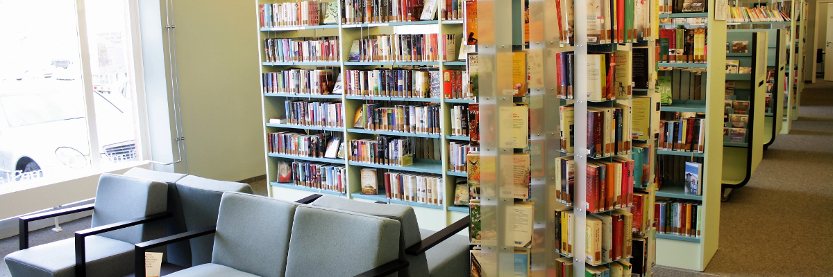 Sitzgelegenheit vor Bücherregal in der Lambertibücherei