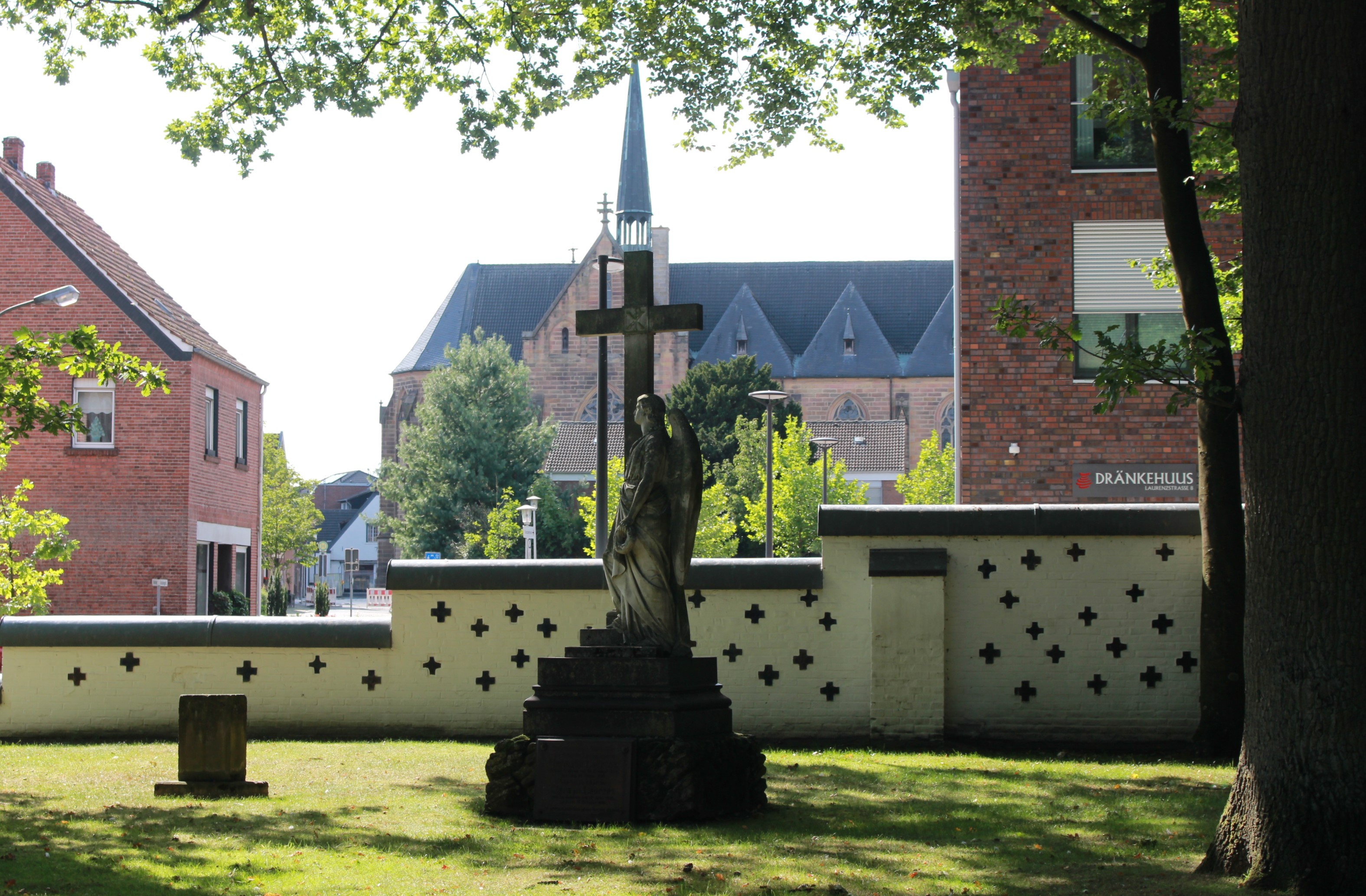 Kreuz und Engel auf der Gedenkstätte Hellstiege