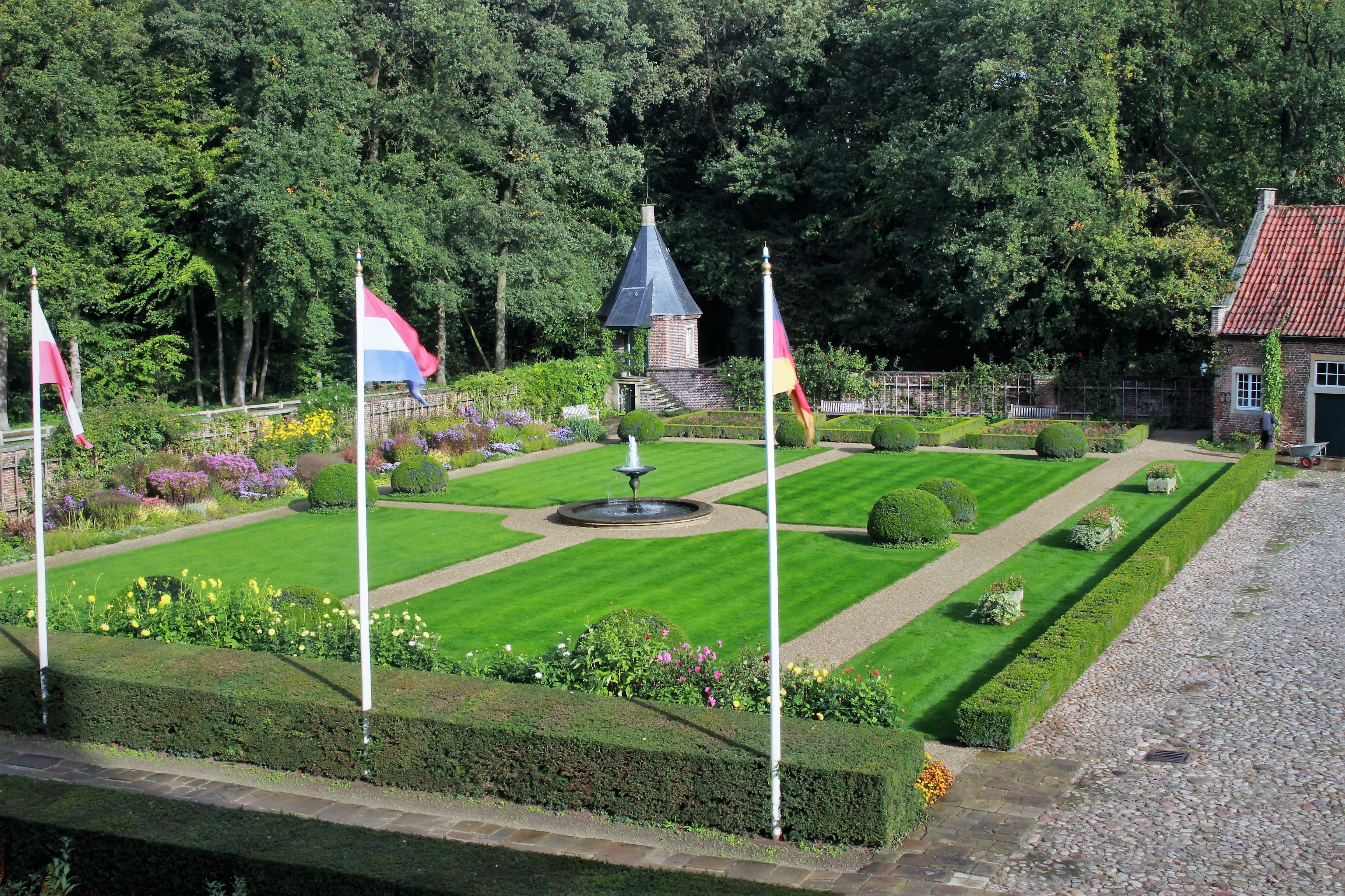 Blick auf die Gartenanlage von Haus Welbergen vom Stammhaus