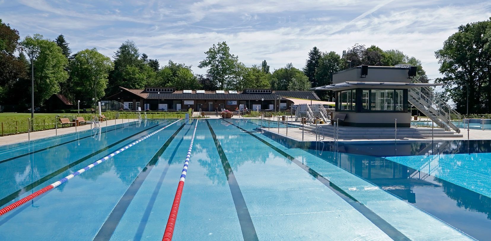 Bahnen im Schwimmerbecken des Bergfreibads