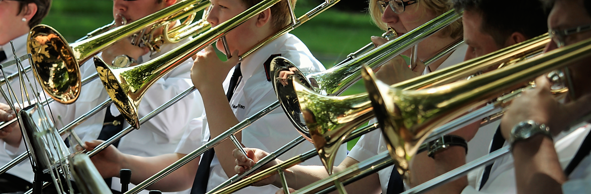 Nahaufnahme von Blechblasinstrumenten im Einsatz