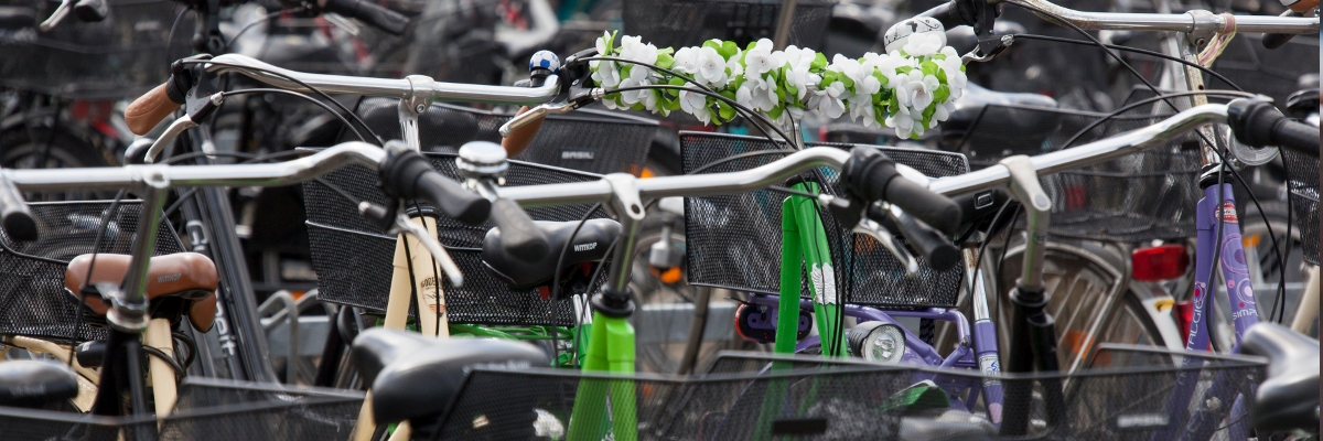 Dicht an dicht abgestellte Fahrräder