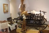 Alter Leiterwagen mit Wolle und Spinnrad im Leineweberhaus
