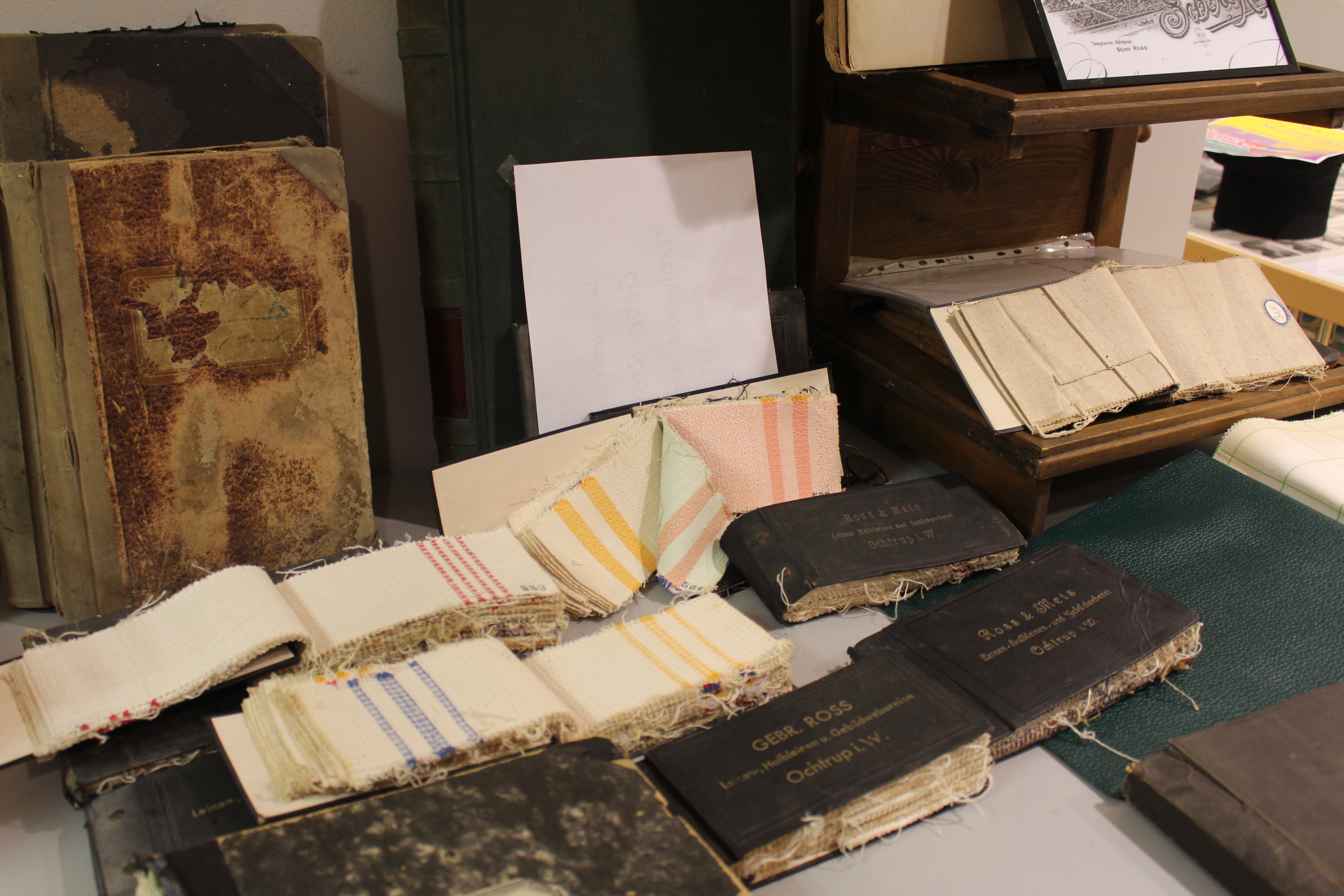 Stoffproben und ander Requisiten aus der Textilfabrik