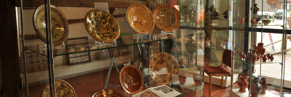 in einer Museumsvitrine ausgestellte Töpferwaren