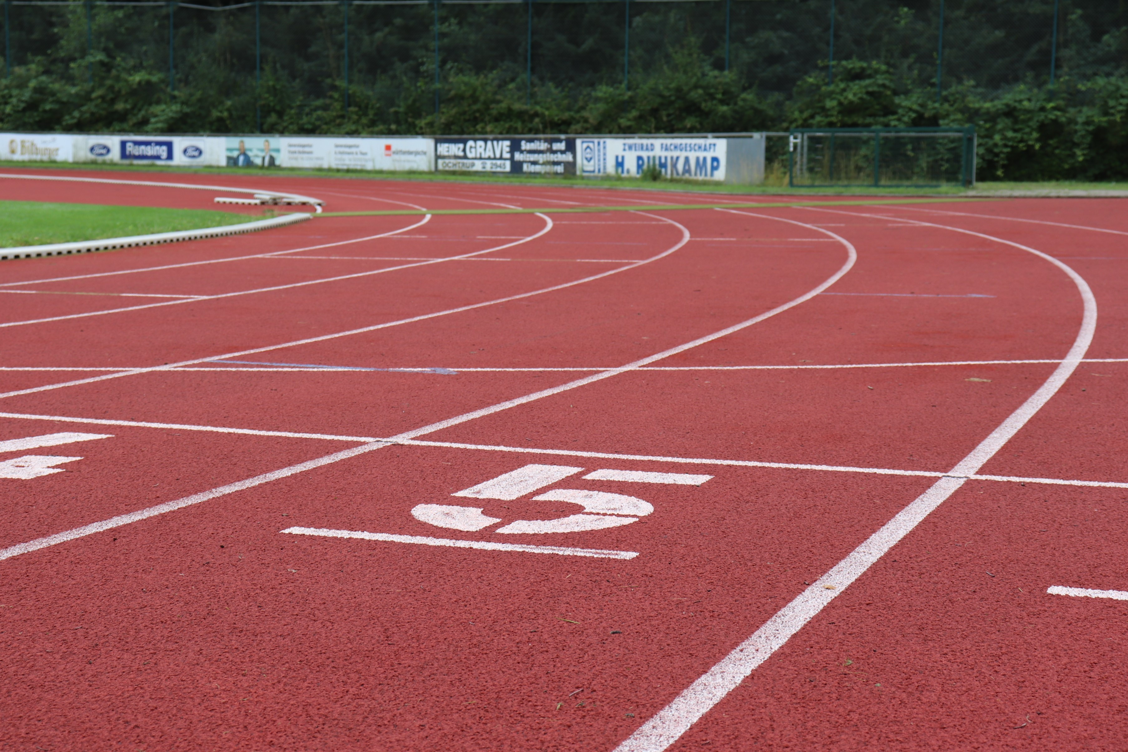 Aschelaufbahn auf Sportplatz
