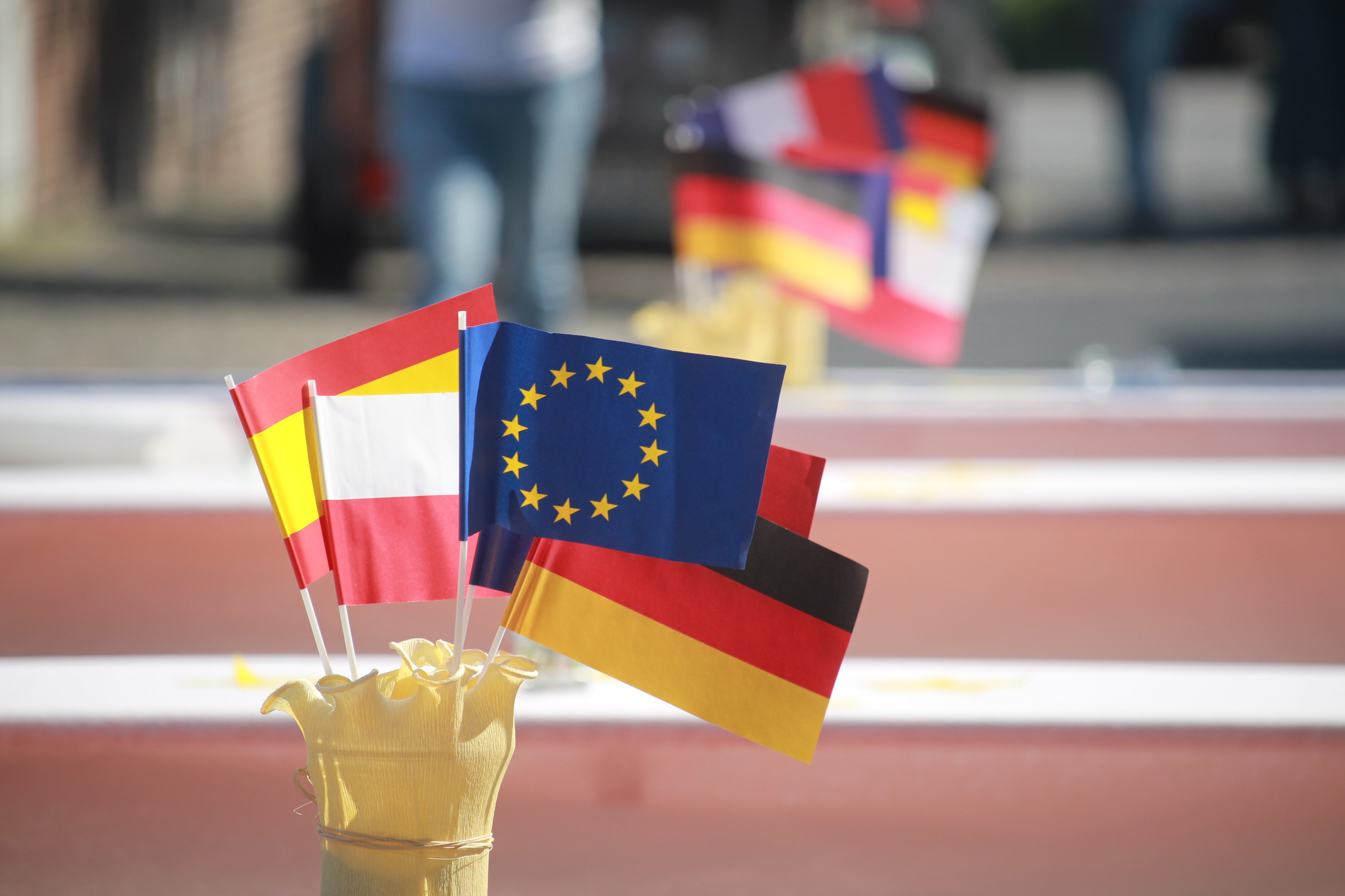 Fähnchen auf Tischen mit den Flaggen der Städtepartner und Europaflagge