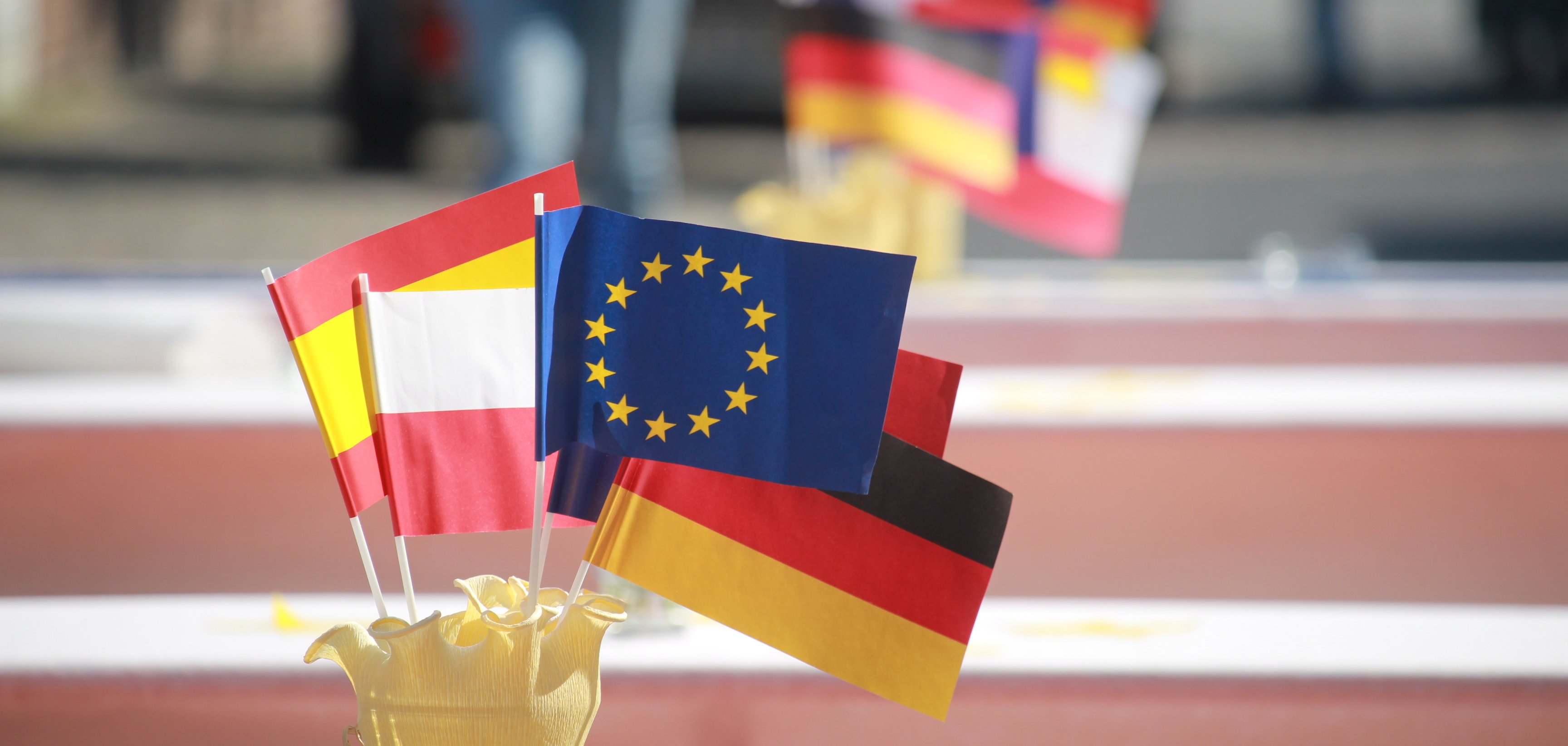 Fähnchen auf Tischen mit den Flaggen der Städtepartner und Europaflagge