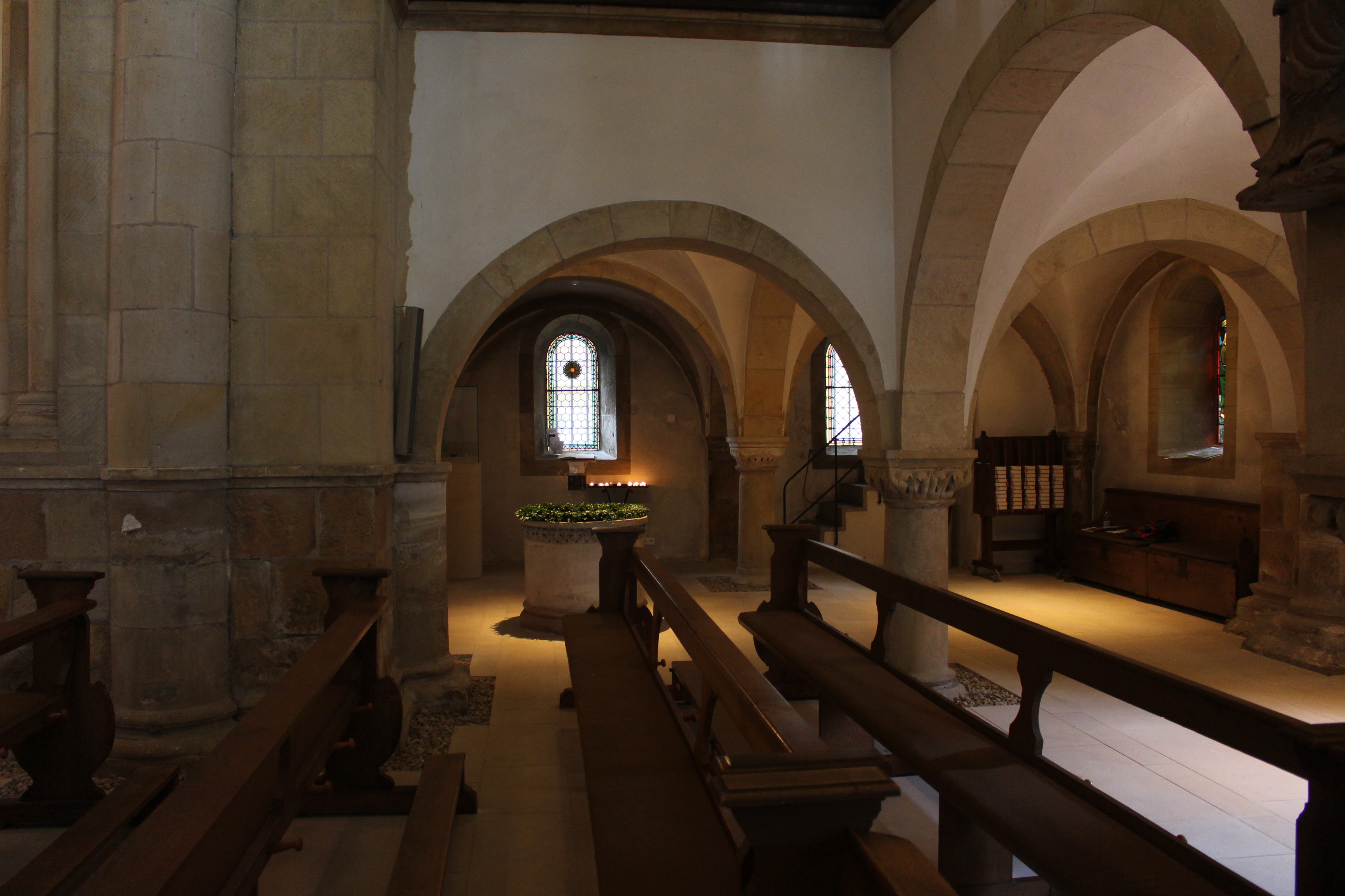 Blick ins Gewölbe mit Kirchenbänken und Taufstein in der Langenshorster Stiftskirche