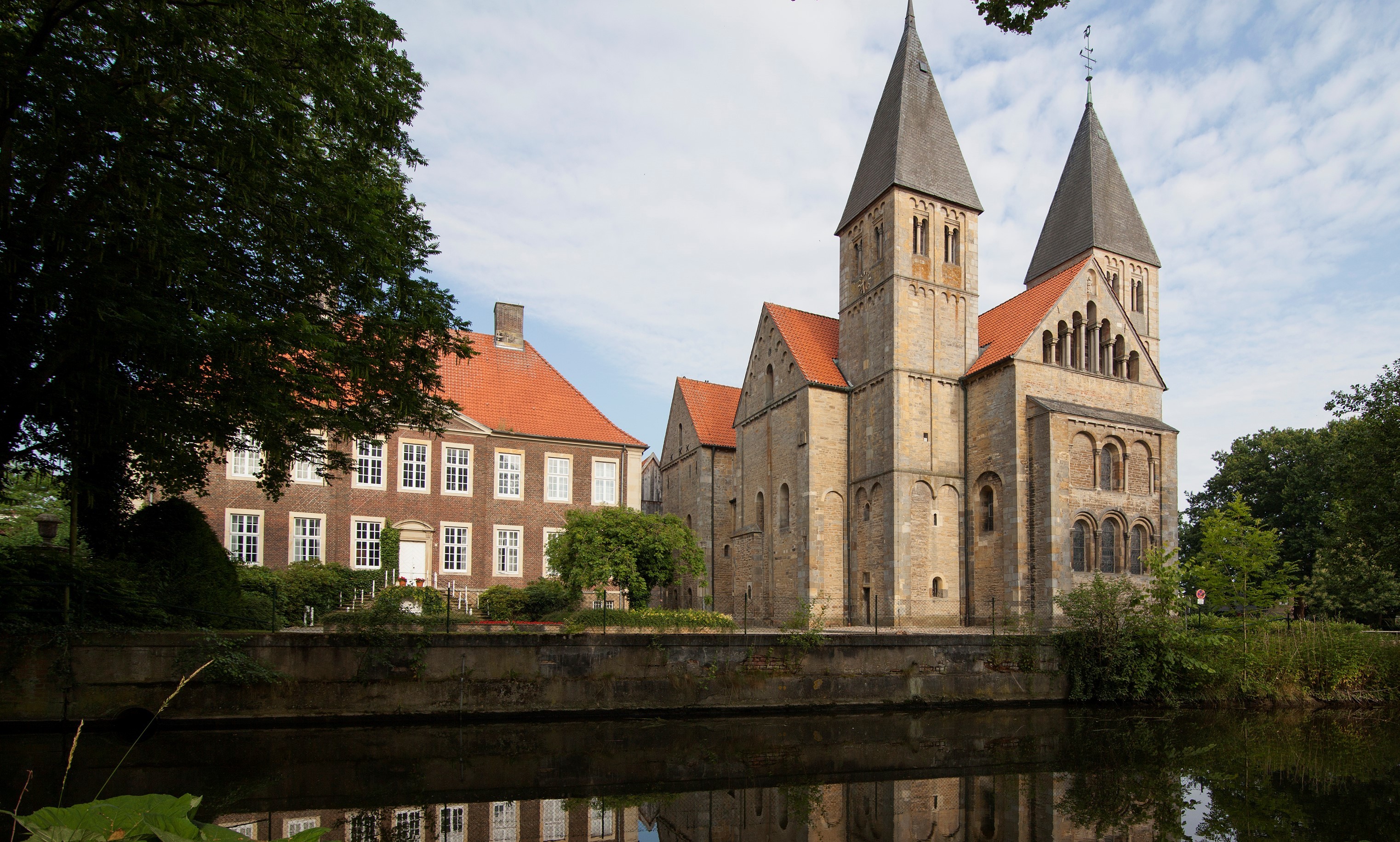 Ansicht des Langenhorster Stiftsgeländes mit Dorfteich im Vordergrund