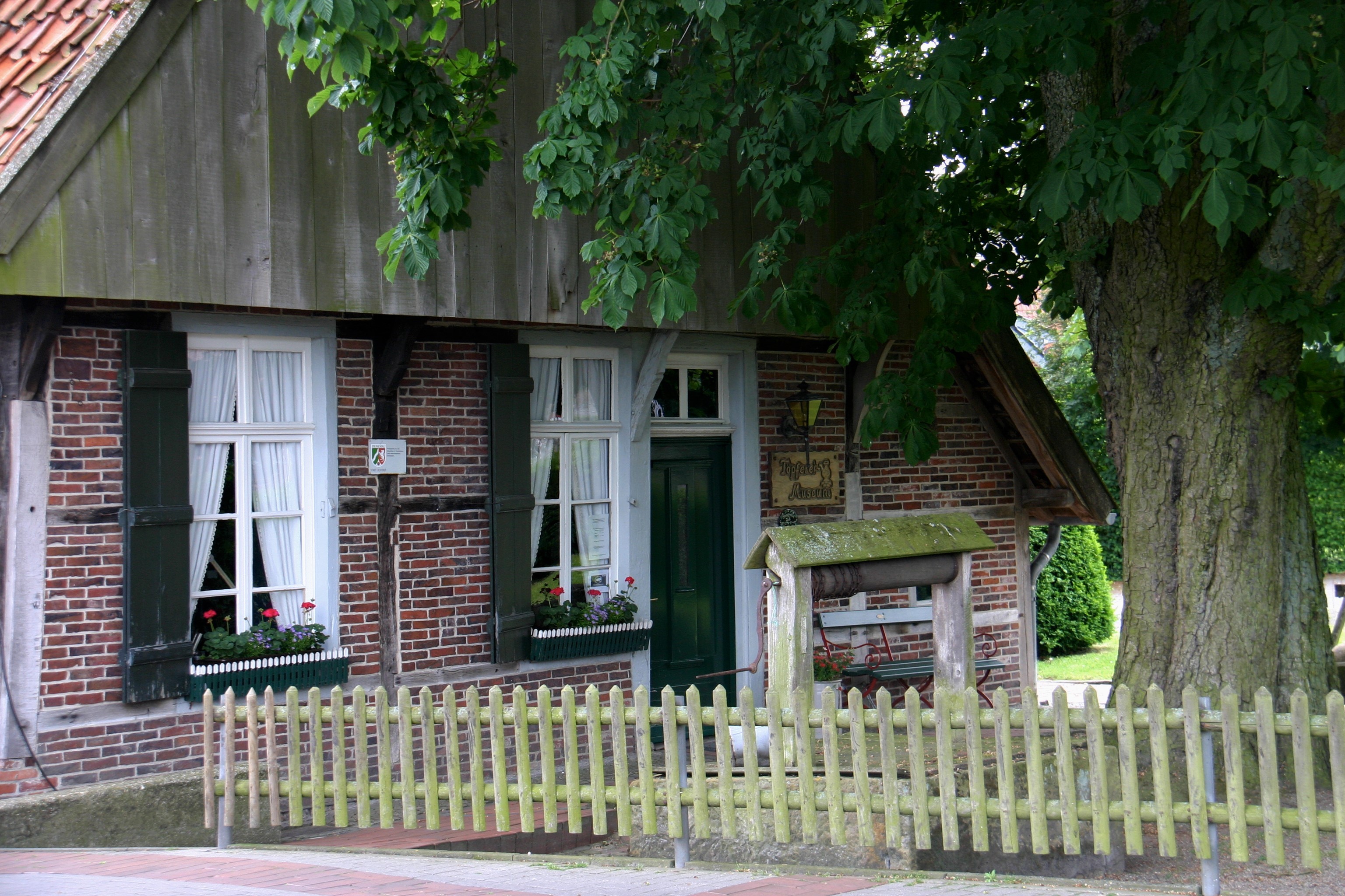 Frontansicht des Töpfereimuseums 