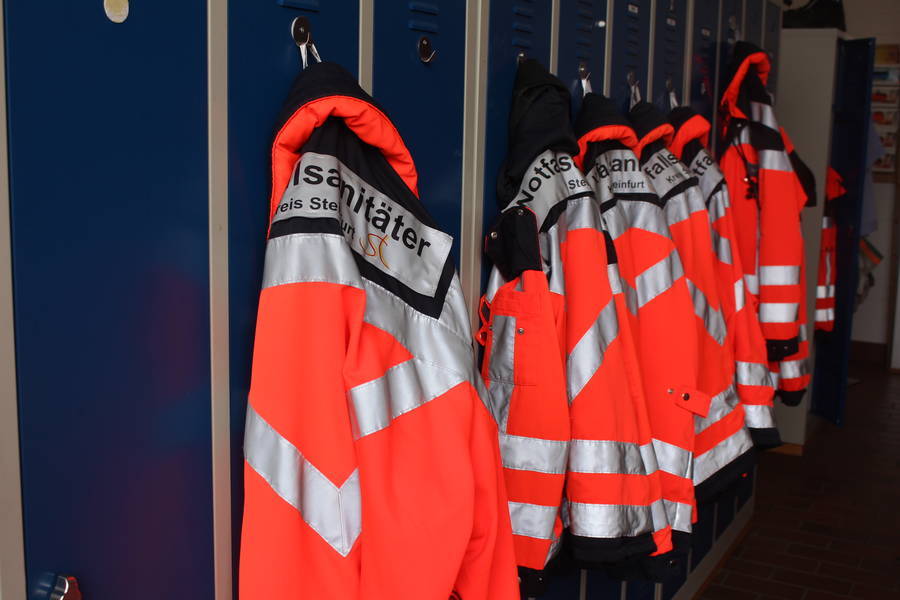 Umkleide und Spind mit Jacken in der Rettungswache