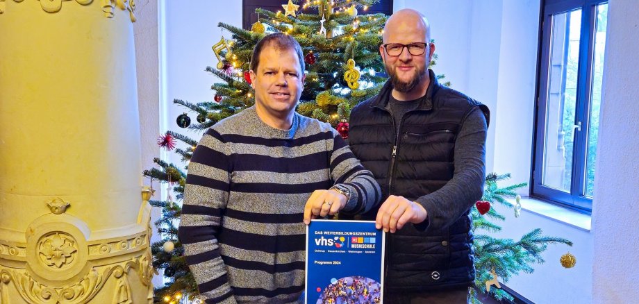 Timo Lobbel (VHS) und Andreas Hermjakob (MS) präsentieren ihr Programmplakat 2024