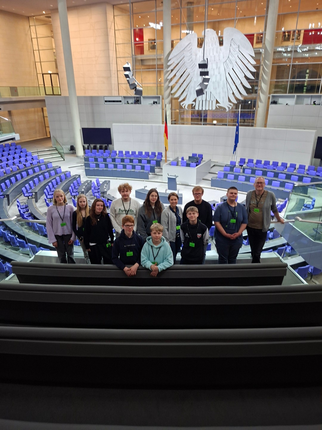 Sie sehen: Eine Gruppe von Personen im Plenarsaal des Bundestags