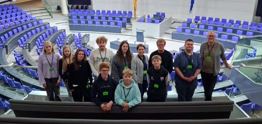 Sie sehen: Eine Gruppe von Personen im Plenarsaal des Bundestags