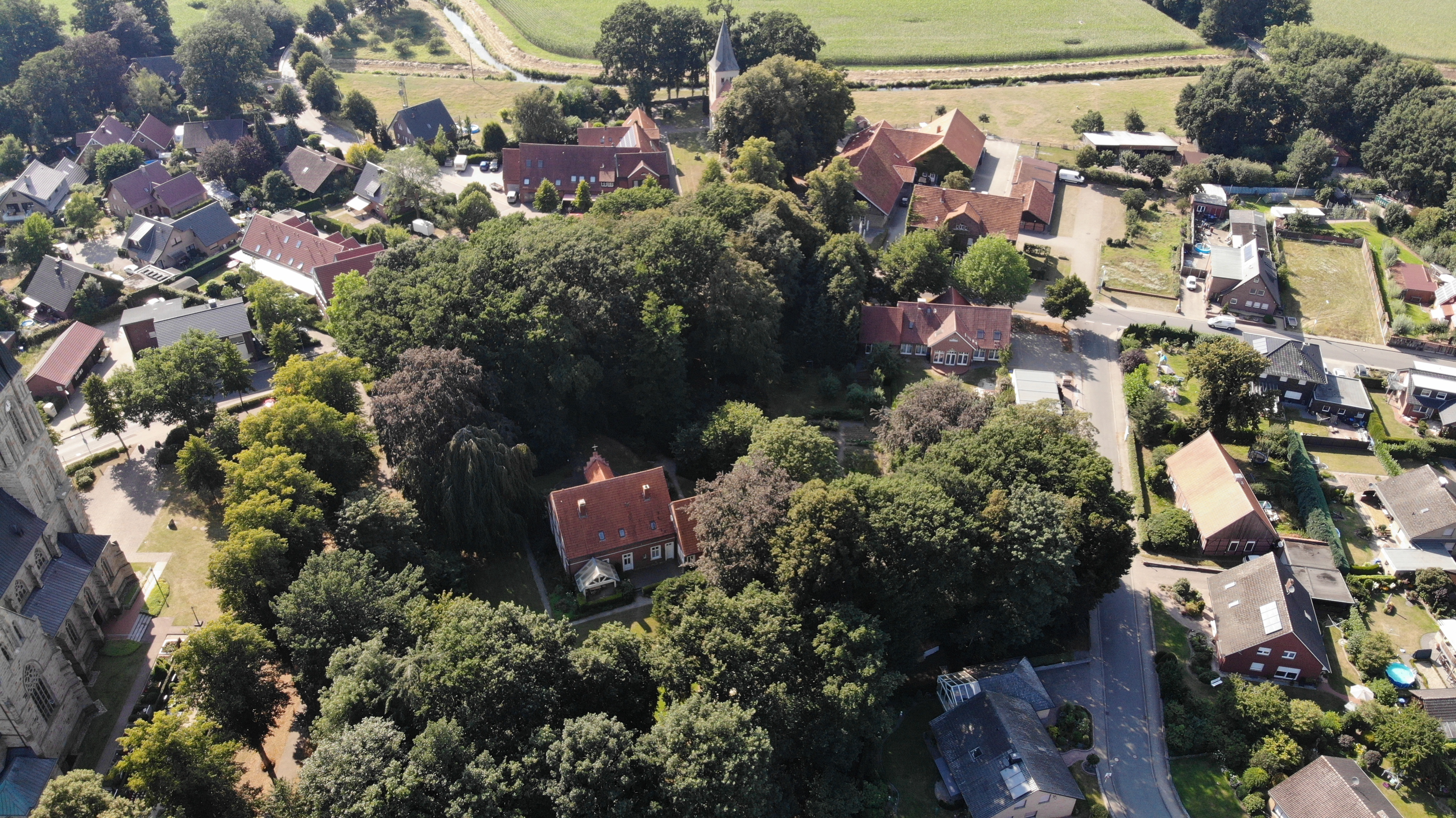 Sie sehen: eine Luftansicht des Ortskerns von Welbergen