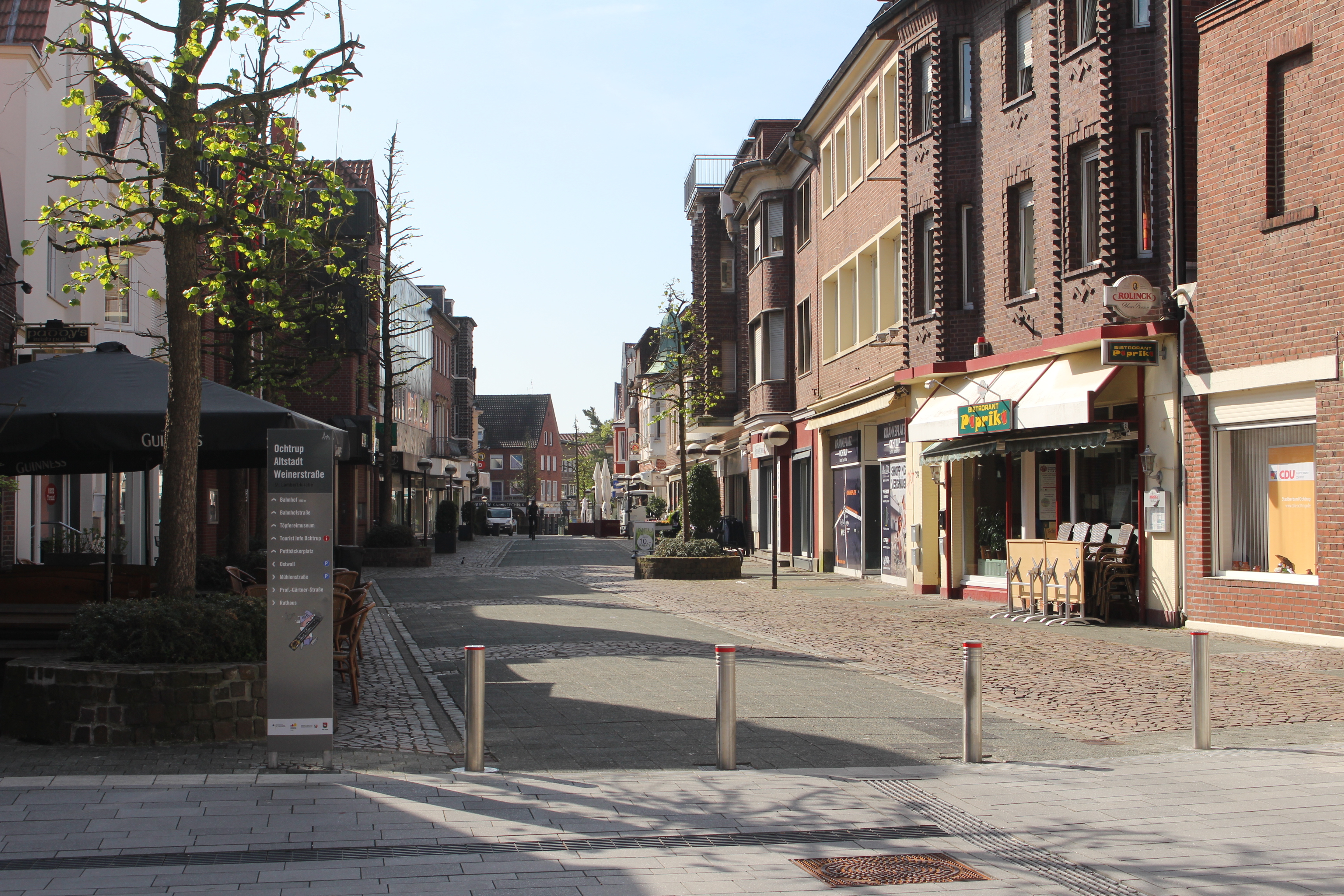 Sie sehen: eine Fußgängerzone (Weinerstraße) mit angrenzenden Häuserfronten