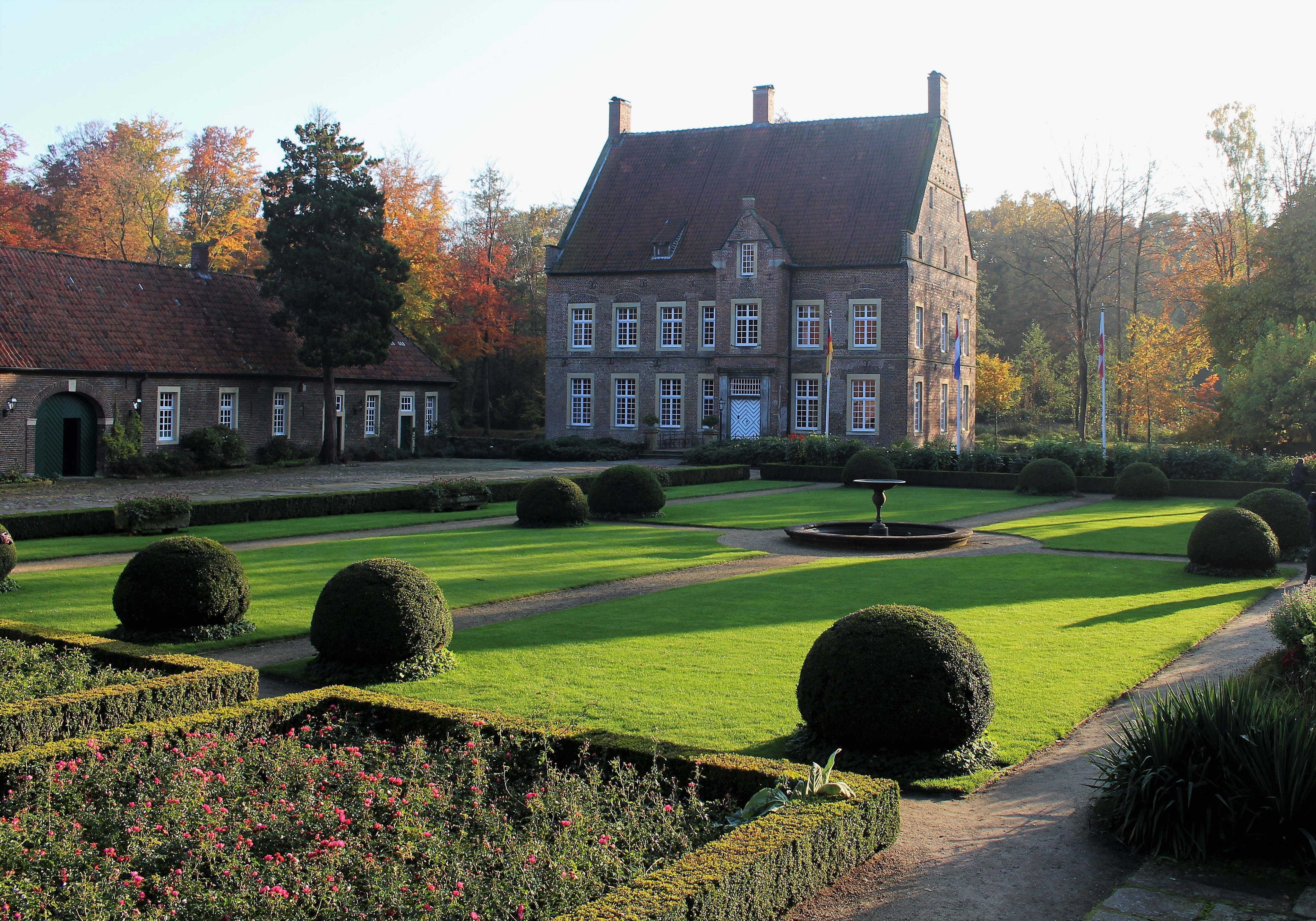 Blick auf Haus Welbergen (Stammhaus) mit Gartenanlage im Vordergrund