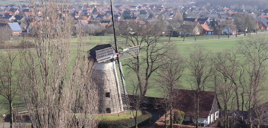 Luftaufnahme von der Siedlung am Ochtruper Berg mit Bergwindmühle im Vordergrund