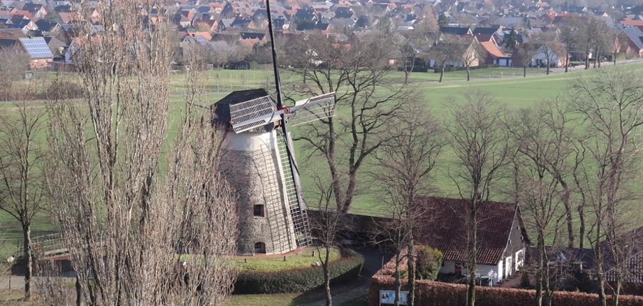 Luftaufnahme von der Siedlung am Ochtruper Berg mit Bergwindmühle im Vordergrund