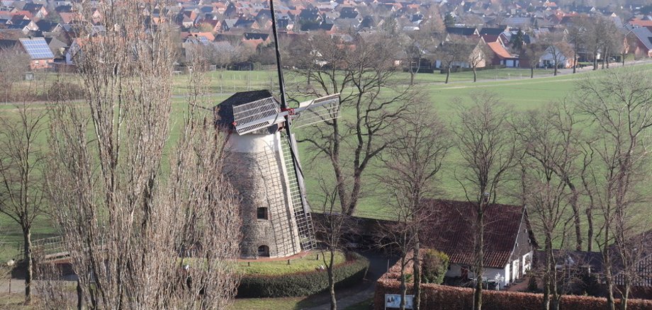 Luftaufnahme von der Siedlung am Ochtruper Berg mit Bergwindmühle im Vordergrund