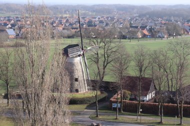 Luftaufnahme von der Siedlung am Ochtruper Berg mit Bergwindmühle im Vordergrund