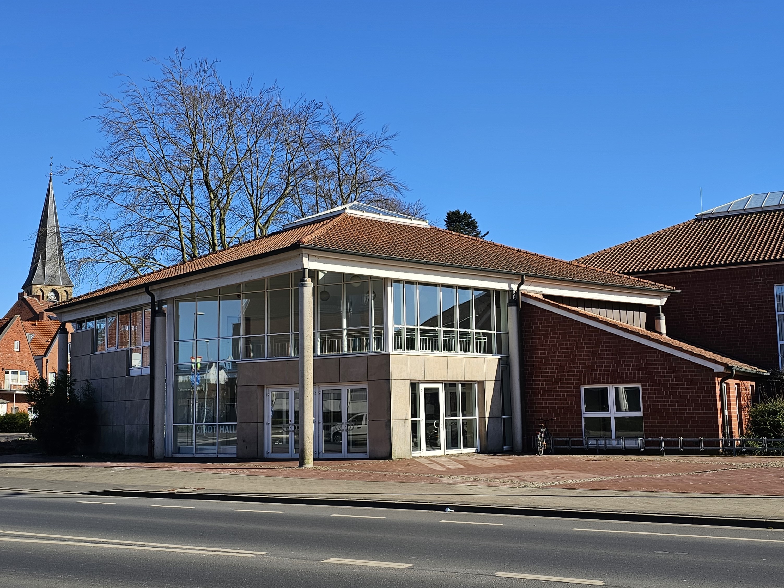 Sie sehen: Frontansicht der Ochtruper Stadthalle