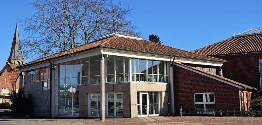 Sie sehen: Frontansicht der Ochtruper Stadthalle