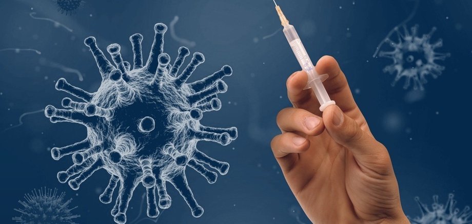 Illustration Coronaviris mit Impf-Spritze