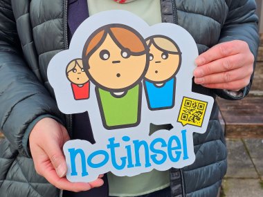Sie sehen: Ein Schild mit der Aufschrift "Notinsel"