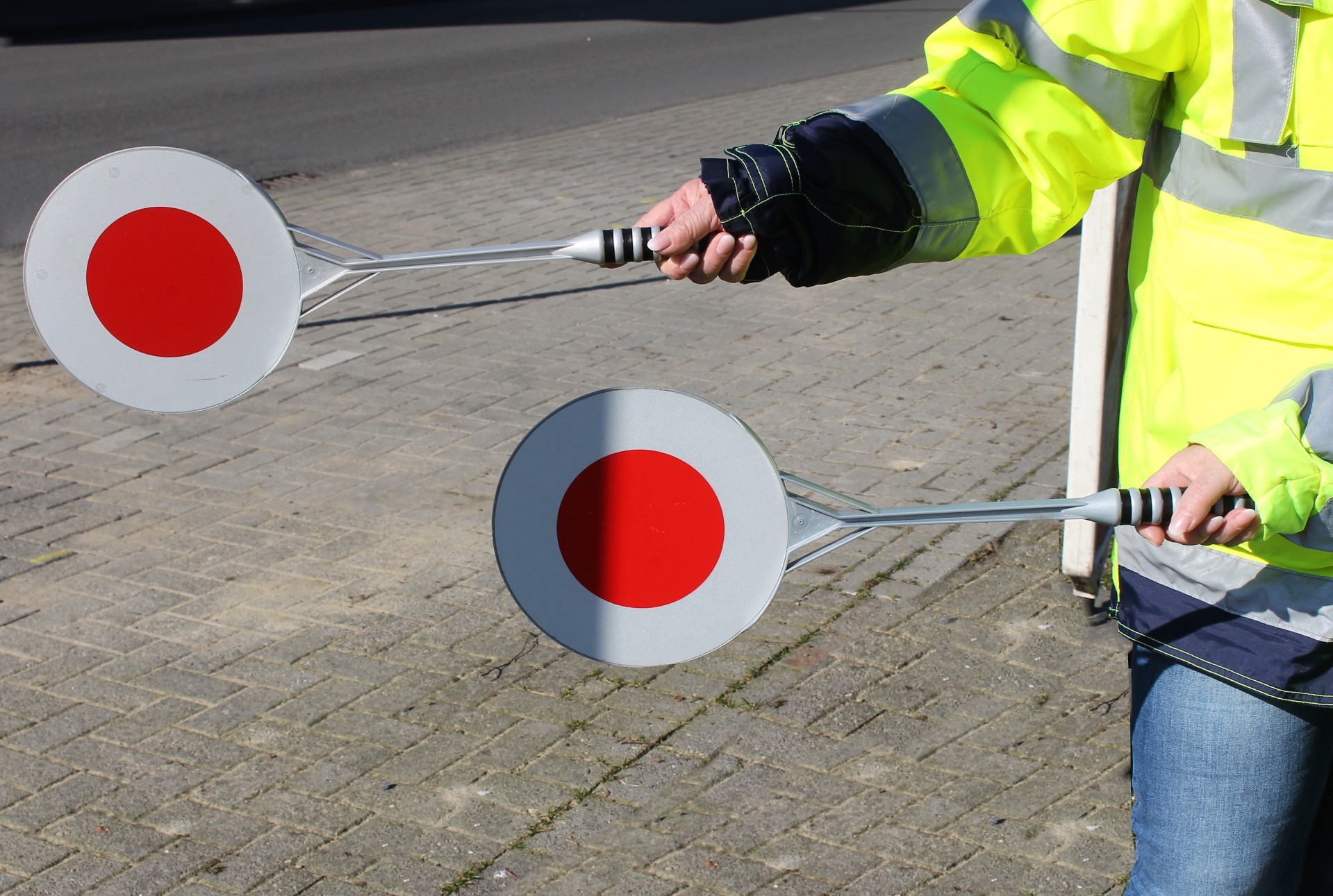 Sie sehen: die roten Kellen von zwei Schülerlotsen