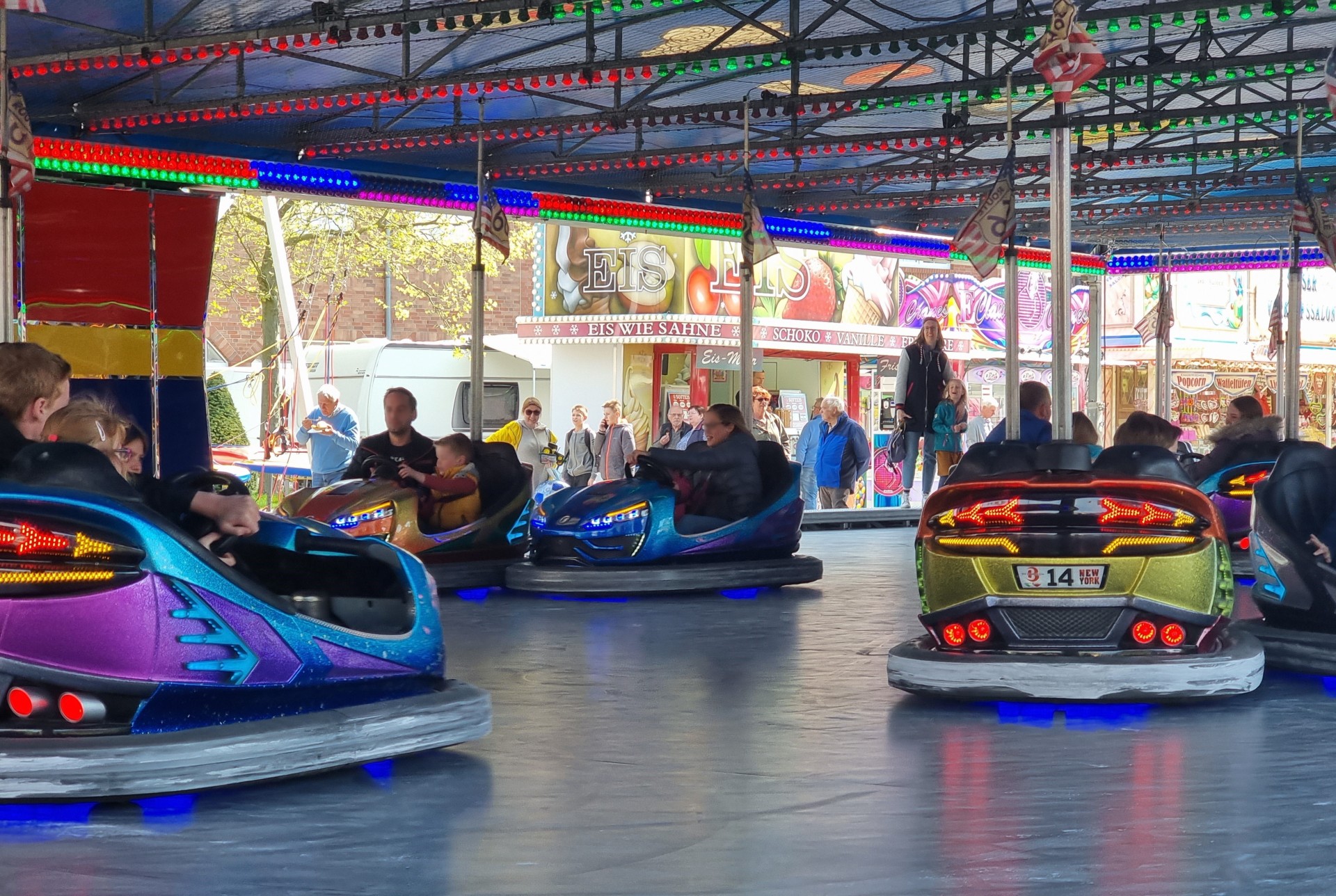Sie sehen: Fahrzeuge in einem Auto-Scooter auf einer Kirmes