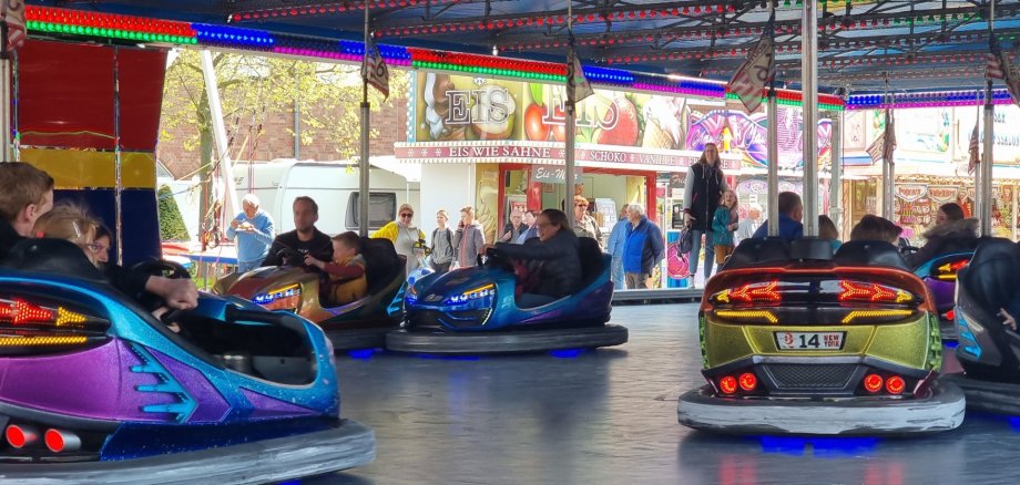 Sie sehen: Fahrzeuge in einem Auto-Scooter auf einer Kirmes
