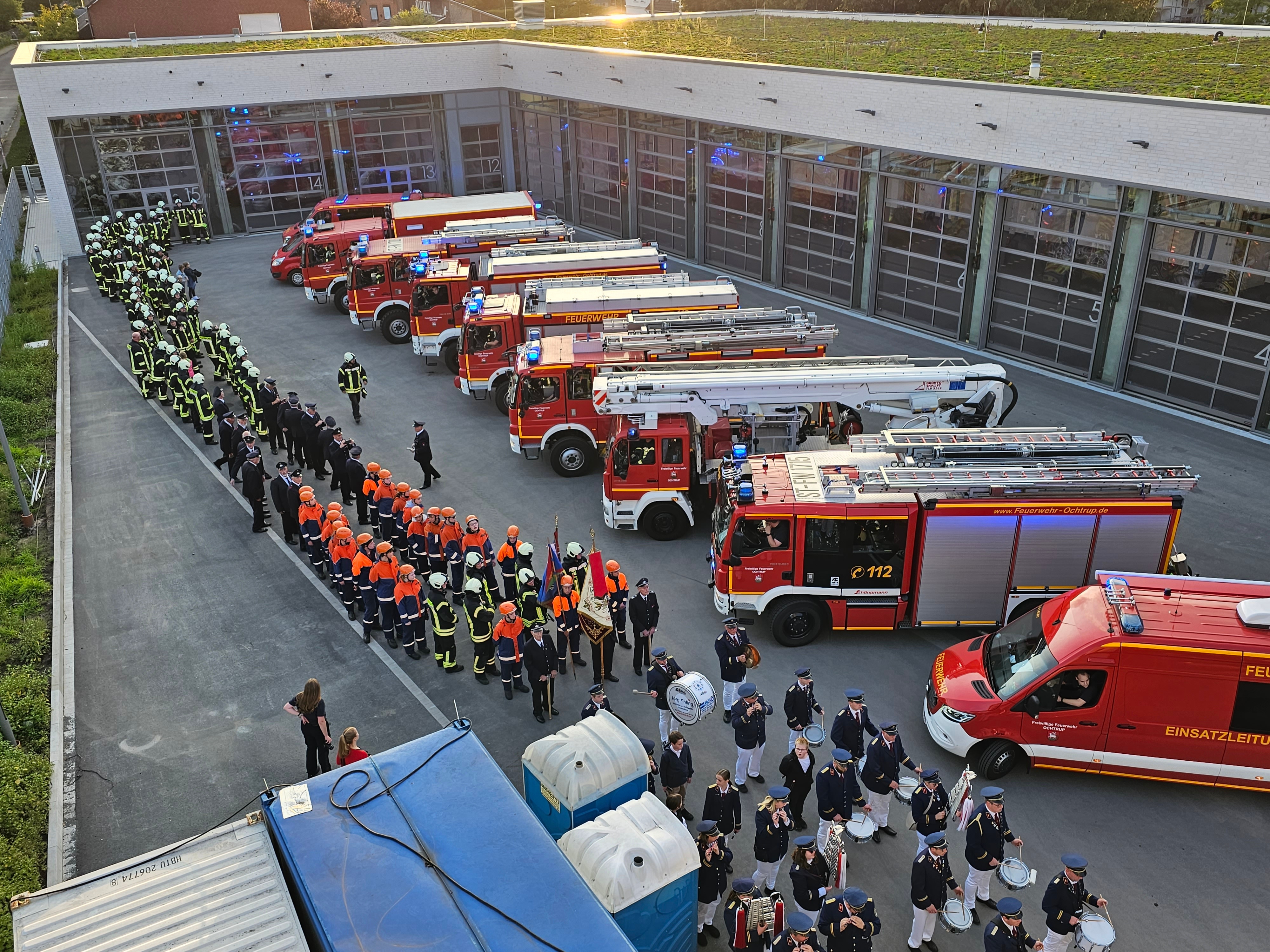 Sie sehen: Löschfahrzeuge und Truppen der Wehr auf dem Hof der neuen Feuerwache