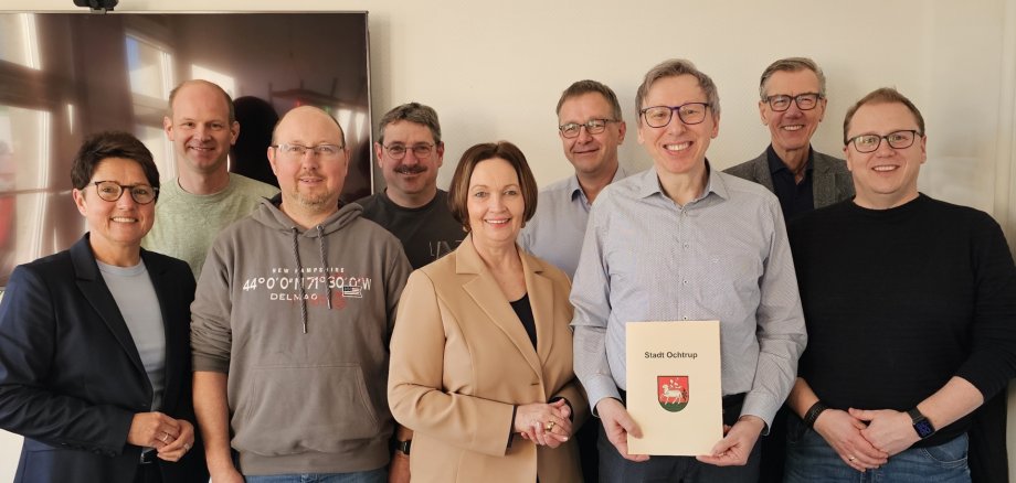 Sie sehen: ein Gruppenbild mit neun Menschen.