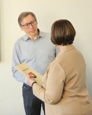 Sie sehen: Bürgermeisterin Christa Lenderich überreicht Frank Piel die Ernennungsurkunde.