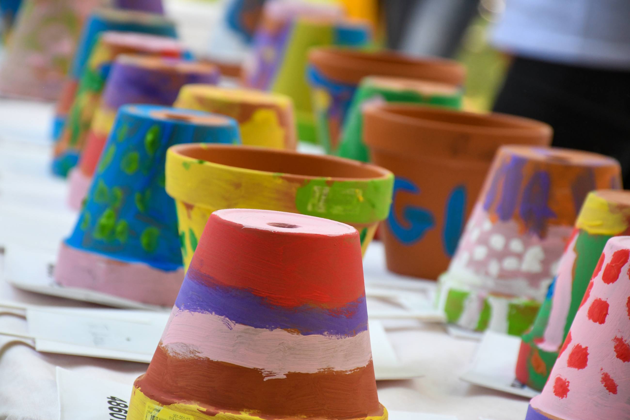 Sie sehen: Bunt bemalte Tontöpfe