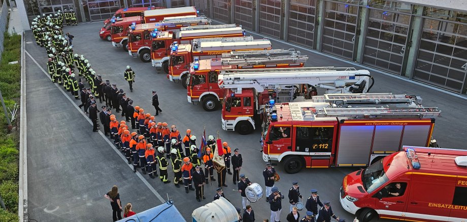 Sie sehen: Löschfahrzeuge und Truppen der Wehr auf dem Hof der neuen Feuerwache