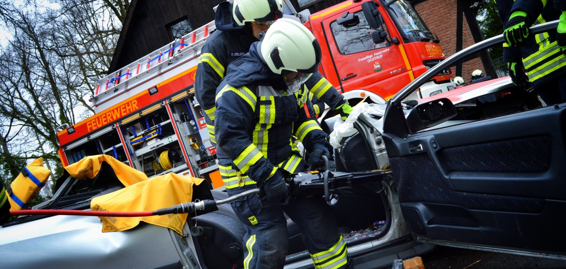 Sie sehen: Feuerwehrleute bei einer Übung zur technischen Hilfeleistung.
