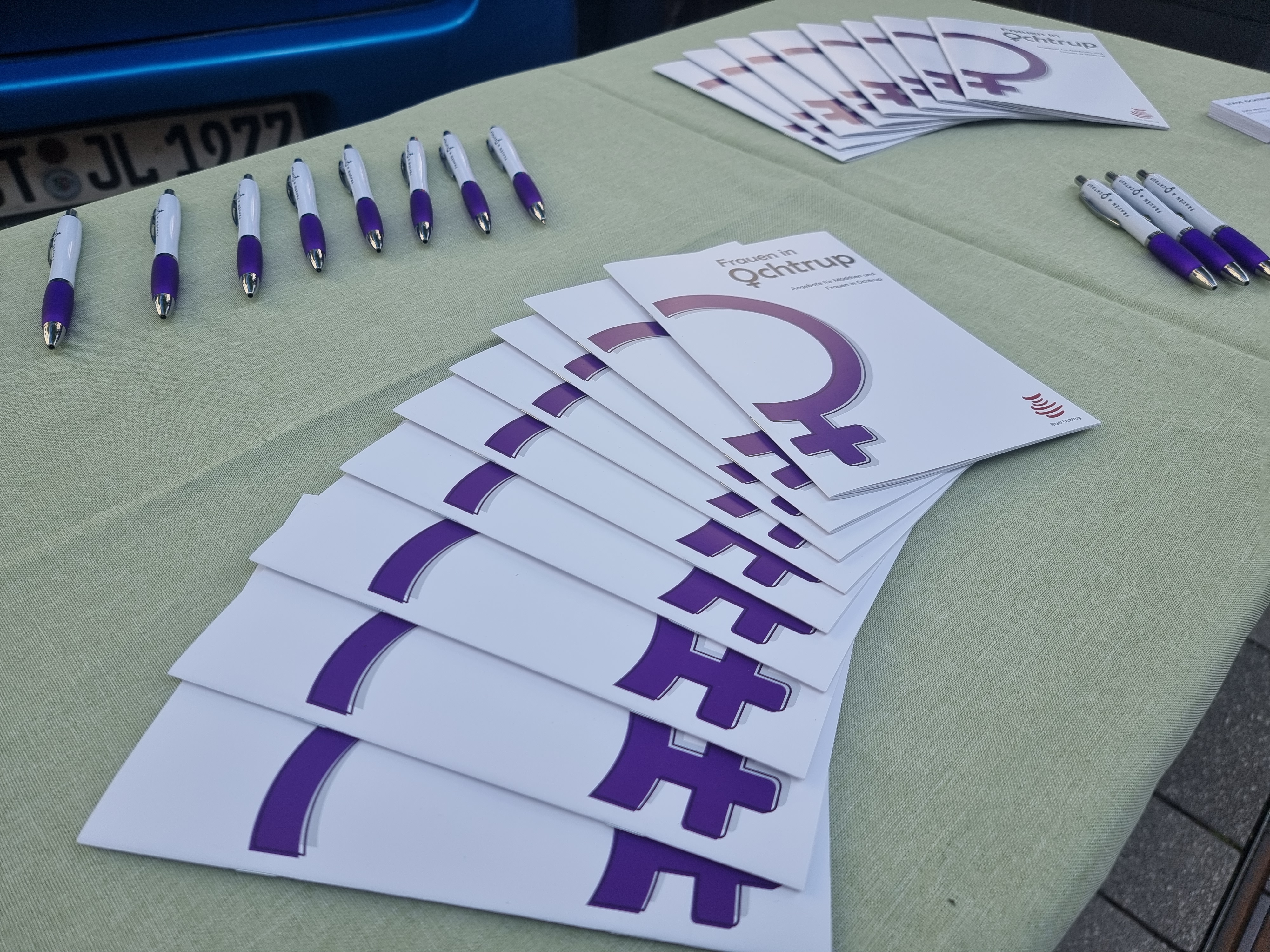 Sie sehen: aufgereihte Broschüren der Gleichstellungsarbeit